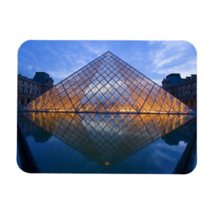 Frankrijk, Parijs. De Louvre bij schemering. Credi Magneet