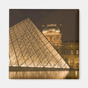 Frankrijk, Parijs. De Louvre bij schemering. Credi Magneet