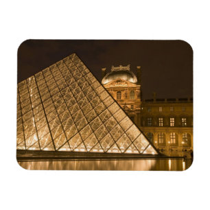 Frankrijk, Parijs. De Louvre bij schemering. Credi Magneet
