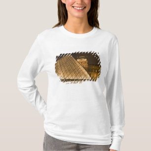 Frankrijk, Parijs. De Louvre bij schemering. Credi T-shirt