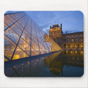 Frankrijk, Parijs. De Louvre in de schemering. Cre Muismat