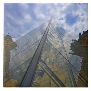 Frankrijk, Parijs. De wolken wijzen op het Louvre Tegeltje