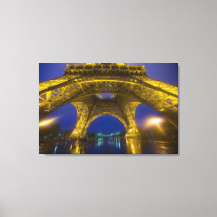 Frankrijk, Parijs. Eiffeltoren verlicht bij Canvas Afdruk