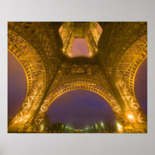 Frankrijk, Parijs. Eiffeltoren verlicht op 2 Poster