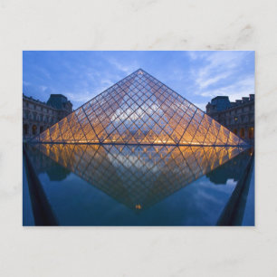 Frankrijk, Parijs. Het Louvre bij schemering. Kred Briefkaart