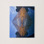 Frankrijk, Parijs. Het Louvre bij schemering. Kred Legpuzzel (Verticaal)