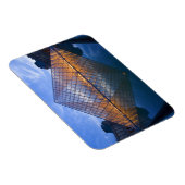 Frankrijk, Parijs. Het Louvre bij schemering. Kred Magneet (Rechterzijde)