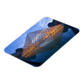 Frankrijk, Parijs. Het Louvre bij schemering. Kred Magneet (Linkerzijde)