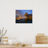 Frankrijk, Parijs. Het Louvre bij schemering. Kred Poster (Keuken)