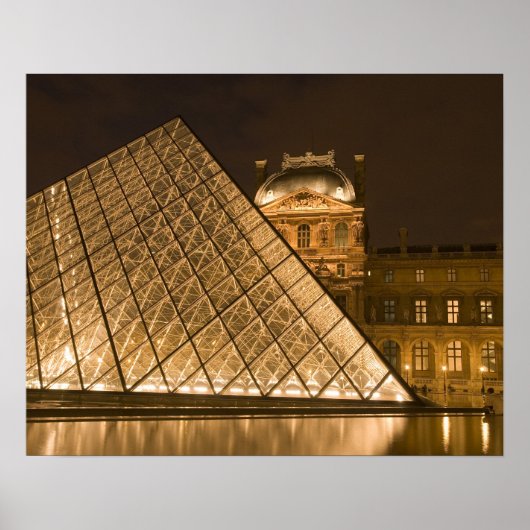 Frankrijk, Parijs. Het Louvre bij schemering. Kred Poster (Voorkant)