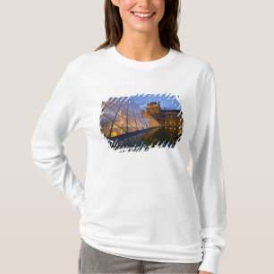 Frankrijk, Parijs. Het Louvre bij schemering. Kred T-shirt