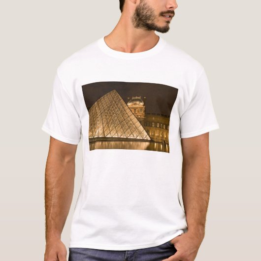 Frankrijk, Parijs. Het Louvre bij schemering. Kred T-shirt (Voorkant)