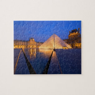 Frankrijk, Parijs. Het Louvre-museum bij schemerin Legpuzzel