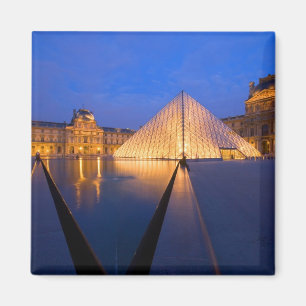 Frankrijk, Parijs. Het Louvre-museum bij schemerin Magneet