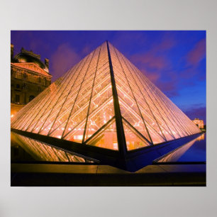Frankrijk, Parijs. Het Louvre-museum bij schemerin Poster