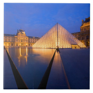 Frankrijk, Parijs. Het Louvre museum bij schemerin Tegeltje