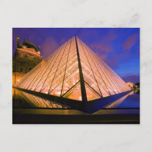 Frankrijk, Parijs. Het Louvre museum in de schemer Briefkaart
