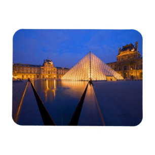 Frankrijk, Parijs. Het Louvre museum in de schemer Magneet