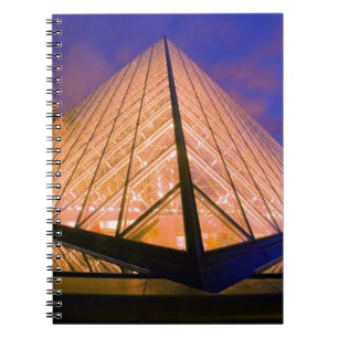 Frankrijk, Parijs. Het Louvre-museum in de schemer Notitieboek