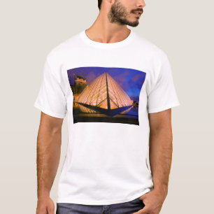 Frankrijk, Parijs. Het Louvre museum in de schemer T-shirt