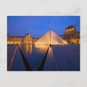 Frankrijk, Parijs. Het Louvre museum in schemering Briefkaart