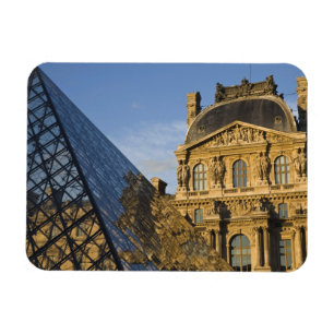 Frankrijk, Parijs, Louvre Museum en de Piramide, Magneet