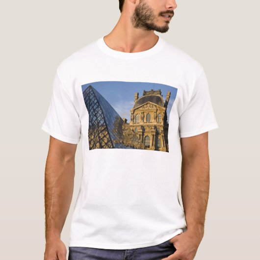 Frankrijk, Parijs, Louvre Museum en de Pyramide, T-shirt (Voorkant)