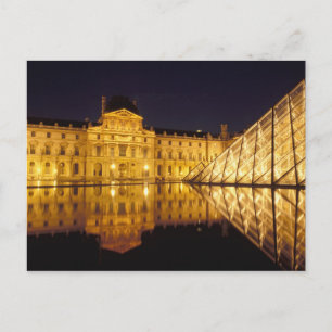 Frankrijk, Parijs, Louvre museum 's nachts. Briefkaart
