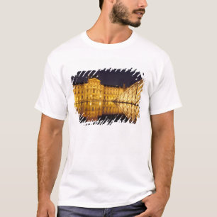 Frankrijk, Parijs, Louvre museum 's nachts. T-shirt