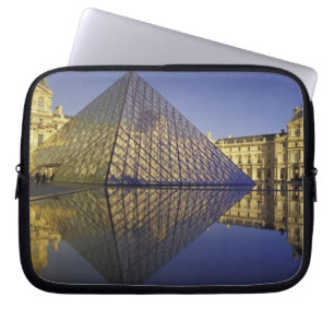 FRANKRIJK, Parijs Reflectie, Piramide. De Louvre Laptop Sleeve