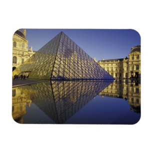 FRANKRIJK, Parijs Reflectie, Piramide. De Louvre Magneet