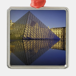 FRANKRIJK, Parijs Reflectie, Piramide. Het Louvre Metalen Ornament