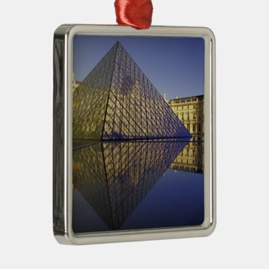 FRANKRIJK, Paris Reflection, Pyramid. Het Louvre Metalen Ornament (Rechts)