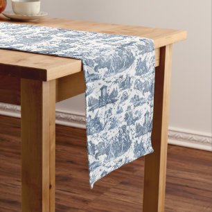  Frans Chariot Dawn Toile de Jouy-Blue Lange Tafelloper