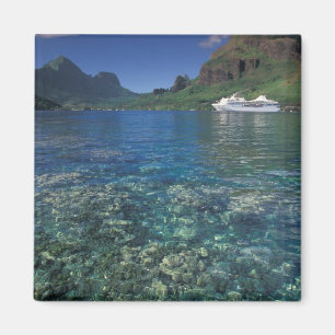 Frans-Polynesië, Moorea. Cooks Bay. Cruiseschip Magneet