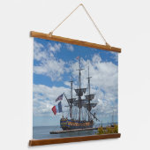 Frans Tall Ship Hermelien bij Yorktown Hangend Wandkleed (Gebogen)