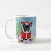 Franse Bulldog in sneeuw met kerstcadeaus Koffiemok (Links)
