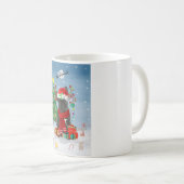 Franse Bulldog in sneeuw met kerstcadeaus Koffiemok (Voorkant rechts)