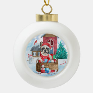 Franse Bulldog in sneeuwkersthondenhuis Keramische Bal Ornament