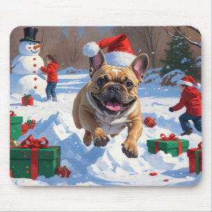 Franse Bulldog loopt in de sneeuw met kerstmuts Muismat