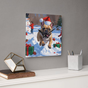 Franse Bulldog loopt in de sneeuw met kerstmuts Vierkante Klok