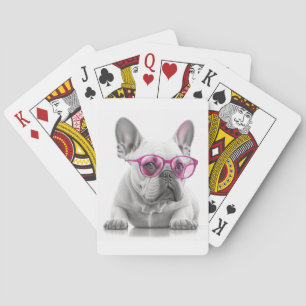 Franse Bulldog met roze bril speelt kaarten