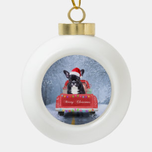 Franse Bulldog op sneeuw tijdens de kerstmis Keramische Bal Ornament