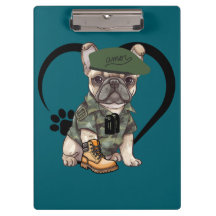 Franse Bulldog Puppy in Camo Outfit & Groene Baret