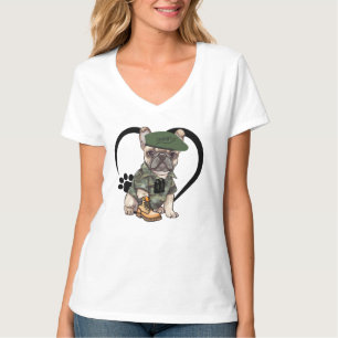 Franse Bulldog Puppy in Camo Outfit & Groene Baret T-shirt