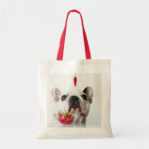 Franse bulledog kijkt naar een rode hond tote bag