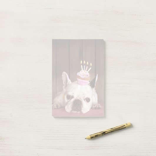 Franse bulledog met Birthday Cupcake Post-it® Notes (Op bureau)