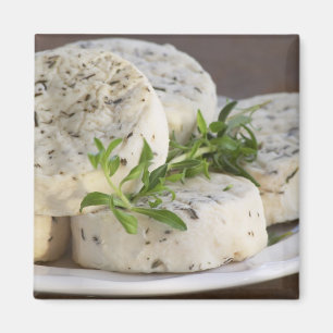 Franse geitenkaas - chevre - met kruiden op een magneet