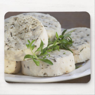Franse geitenkaas - chevre - met kruiden op een muismat