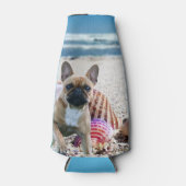 Französische Bulldogge am Strand    Flesjeskoeler (Voorkant)